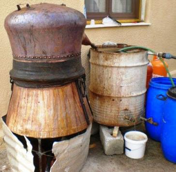 Μεθυστικά... ρακοκαζανέματα από τους Κρήτες Σύρου 