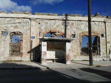 Μπαλώματα... σε “ετοιμόρροπη” στάση 