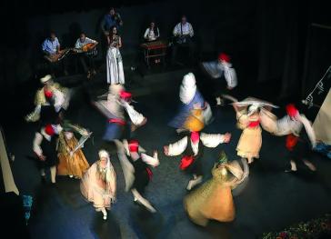 "Σύρο... τον χορό"