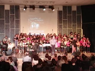 Μελωδικές φωνές “αγκαλιάζουν” τον Δημήτρη Ρίζο 