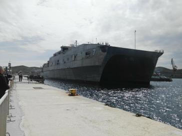 Στο λιμάνι της Σύρου catamaran του Πολεμικού Ναυτικού των ΗΠΑ