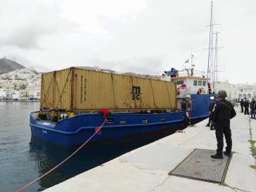 Στη Σύρο ελέγχεται πλοίο για λαθρεμπόριο τσιγάρων