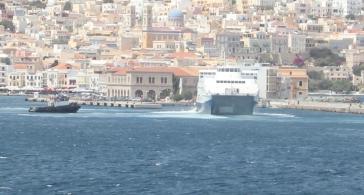 Πρόβλημα στο Andros Jet – Με συνδρομή ρυμουλκού στο λιμάνι της Σύρου 