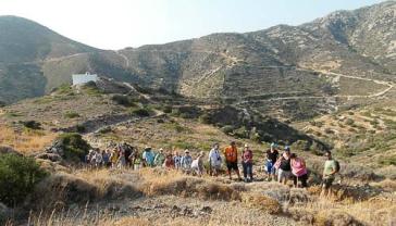 "Λάμπουν" τα μονοπάτια της Κιμώλου 