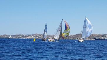 Cyclades Regatta στον κόλπο του Αδάμαντα Μήλου