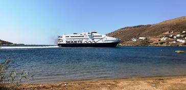 Άνδρος: Προσάραξε σε αβαθή το πλοίο Andros Jet