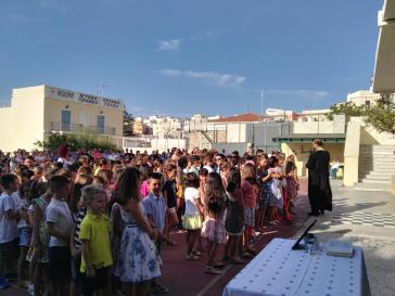 Σύρος: Παιχνιδιάρικα χαμόγελα στο “πρώτο κουδούνι”