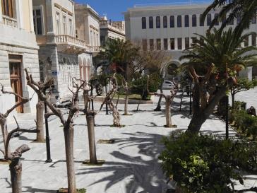 Βιομηχανικό στυλ στο νεοκλασικό φόντο 