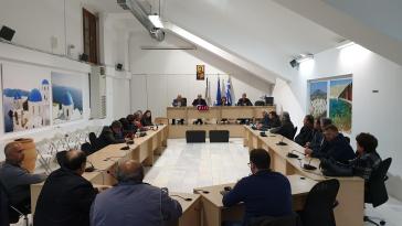 Σύσκεψη για τις ζημιές της Σαντορίνης 