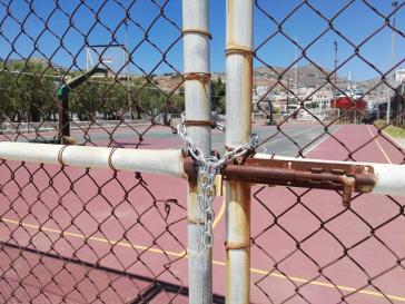 Λουκέτο σε “ανοικτά” γήπεδα της Σύρου 