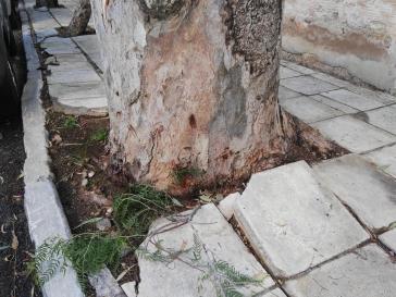  Σηκώθηκαν... οι πλάκες στα πεζοδρόμια  