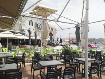 Προτεραιότητα σε σκίαστρα και δάπεδα για την παραλία 