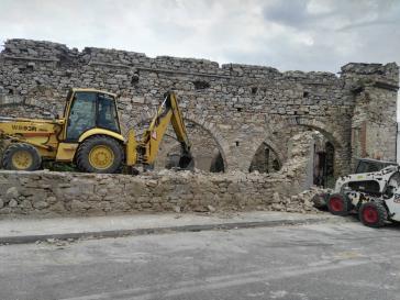 Καταρρέουν ιστορικά ακίνητα και απειλούν ζωές 