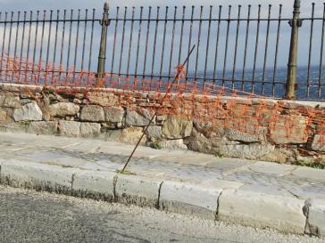 Κίνδυνος... για διερχόμενα οχήματα και δίκυκλα 