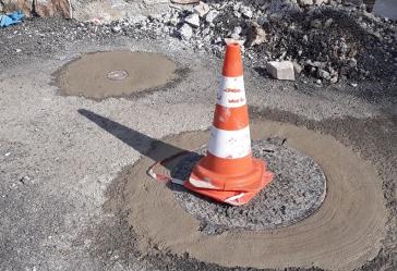 Τοποθετήθηκαν τα φρεάτια στον ασφαλτοστρωμένο δρόμο 