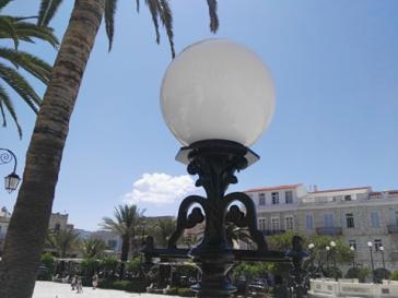 Φωτίζουν ξανά την είσοδο του Δημαρχείου 