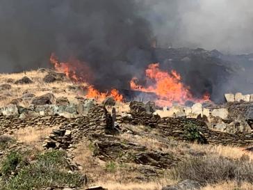 Φωτιά στο χωριό Συνετί Άνδρου 