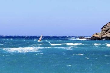 Παροχή συνδρομής σε χειριστή σανίδας όρθιας κωπηλασίας (SUP) στην Τήνο