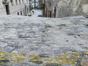  “Παγίδες” εξαιτίας φθορών σε πλακόστρωτα και πεζοδρόμια 