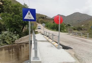 Αποκατάσταση κιγκλιδώματος και τοποθέτηση μεταλλικού πεζοδρομίου στις Ποίσσες