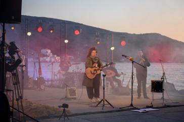 Η Ματούλα Ζαμάνη ταξίδεψε την Αμοργό σε όλο τον κόσμο