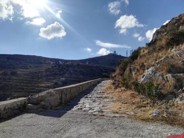 Φροντίδα για τον φωτισμό προς την πηγή του Αγίου Αθανασίου 