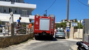 H παράνομη στάθμευση εμποδίζει τη διέλευση σε έκτακτα περιστατικά 