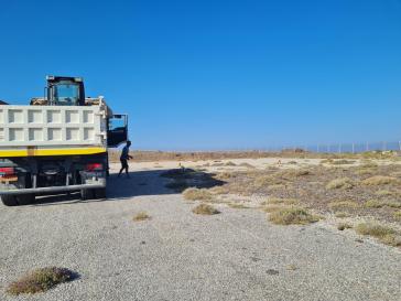 Καθαρισμός του ελικοδρομίου στη Θηρασιά