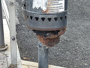 Μεγάλες φθορές σε μικρούς κάδους απορριμμάτων 