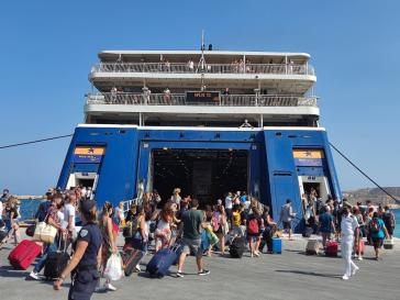 Σύρος: Κορυφώνεται το κύμα αναχωρήσεων των επισκεπτών 