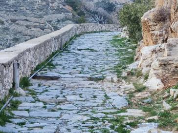 Αντανακλαστικά για το μονοπάτι του Αγίου Αθανασίου 