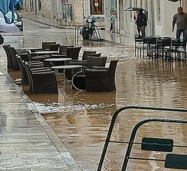 Πλημμύρισε ο πεζόδρομος της οδού Πρωτοπαπαδάκη 