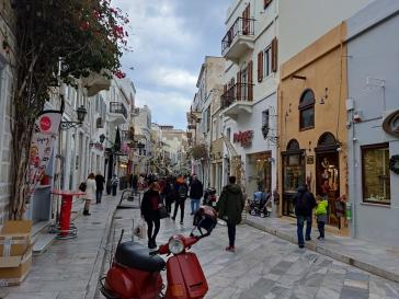 Αυξήσεις στο εορταστικό τραπέζι και αντοχή για τα εμπορικά 