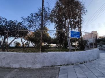 Υποχώρηση τοιχίου και αφημένο στη φθορά