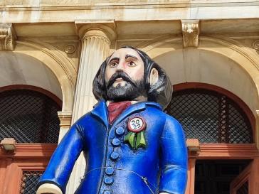 Ο “πατέρας” του Συριανού Καρναβαλιού... αφίχθη στην πλατεία Μιαούλη 