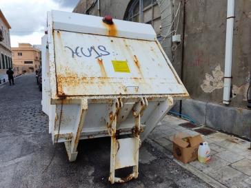 Ζουμ σε κοντέινερ και κάδους απορριμμάτων 