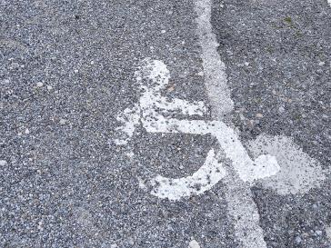 Θέσεις στάθμευσης ΑΜΕΑ που τείνουν να... εξαφανιστούν 