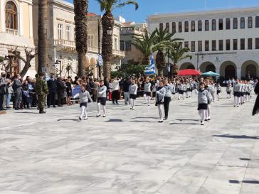 Μαθητική παρέλαση με αίσθηση κανονικότητας