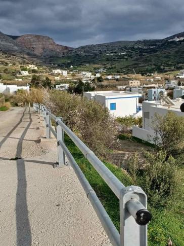 Προστατευτικά κιγκλιδώματα στην περιοχή Λιμνί - Λουτρά στο Κίνι Σύρου 