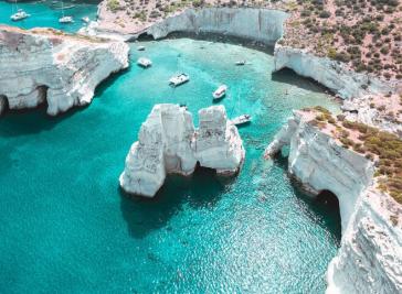 Οι συντάκτες του Conde Nast Traveler επιλέγουν τη Μήλο για διακοπές 