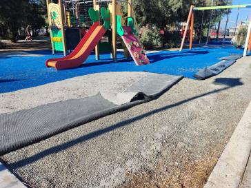 Ζημιές στον ειδικό τάπητα της παιδικής χαράς του ΑΚΔΕ 
