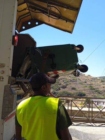 Πλύθηκαν και απολυμάνθηκαν οι κάδοι 