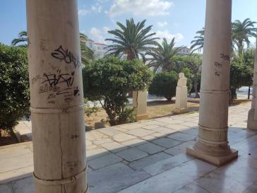 Η “πληγωμένη” πρόσοψη της Δημοτικής Βιβλιοθήκης 