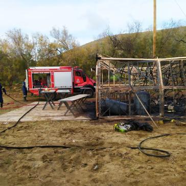Σύρος: Φωτιά σε ξύλινο υπόστεγο στην παραλία Κόμητο 