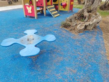 Τάπητας παιδικής χαράς “πνιγμένος” στα κλαδιά 