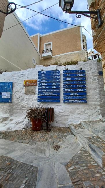 Συντηρήσεις και άσπρισμα στα σοκάκια της Άνω Σύρου 