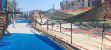 Διάτρητη… περίφραξη σε απόσταση “αναπνοής” από την παιδική χαρά 