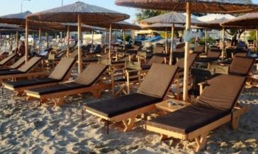 Νάξος: Σύλληψη για παράνομη κατάληψη παραλίας με ξαπλώστρες 