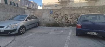 Απουσία διαγραμμίσεων και απορρίμματα παντού… 