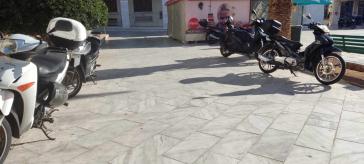 “Οργιάζει” η παράνομη στάθμευση στην πλατεία Μιαούλη 